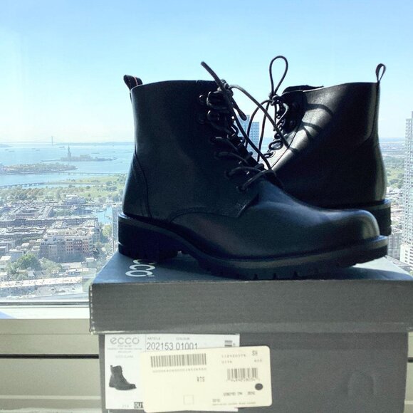NIB Ecco Elaina Black Leather Boot  Size EU37 US6.5 - Picture 2 of 8